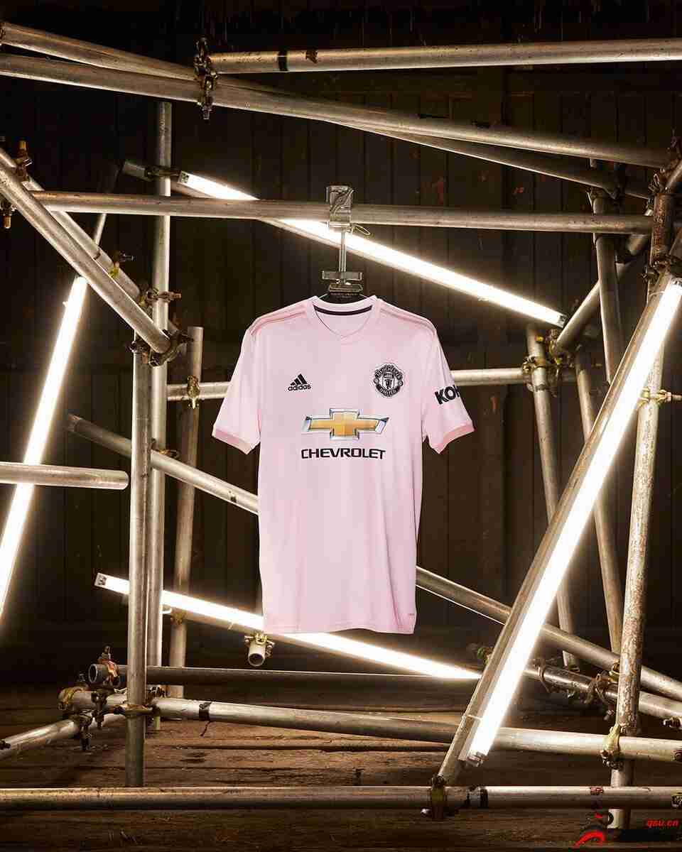 曼联的新客场球衣主色调为粉色