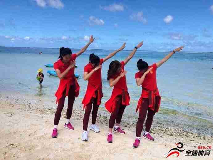 东亚杯预选赛三战全胜轻松晋级，中国女足全队海边放松