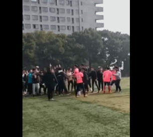 殴打裁判和球员！网曝中南大学足球赛场爆发冲突