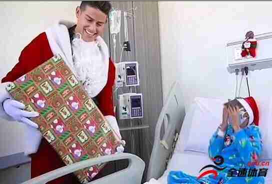 最棒的圣诞礼物！J罗扮圣诞老人看望患病儿童