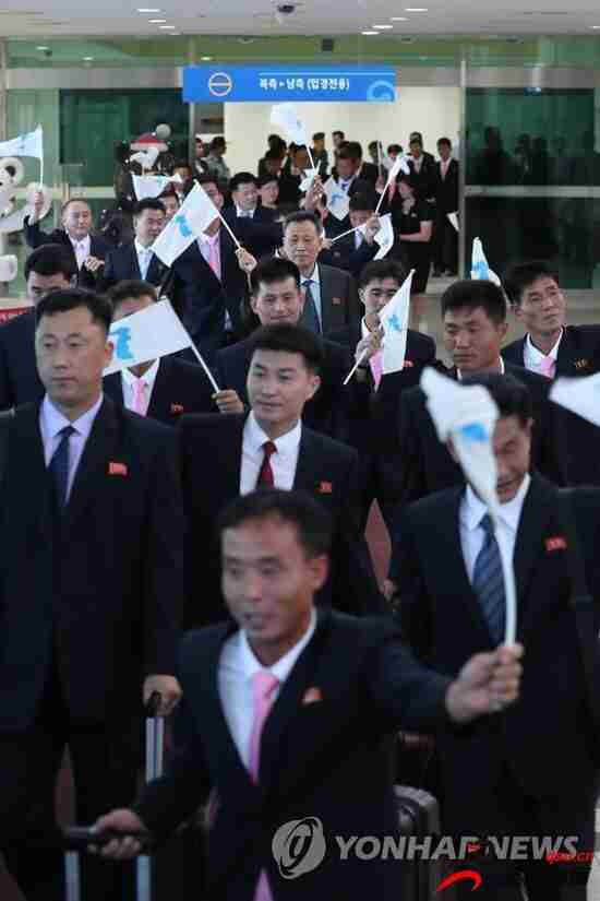 朝鲜工人足球队抵达韩国