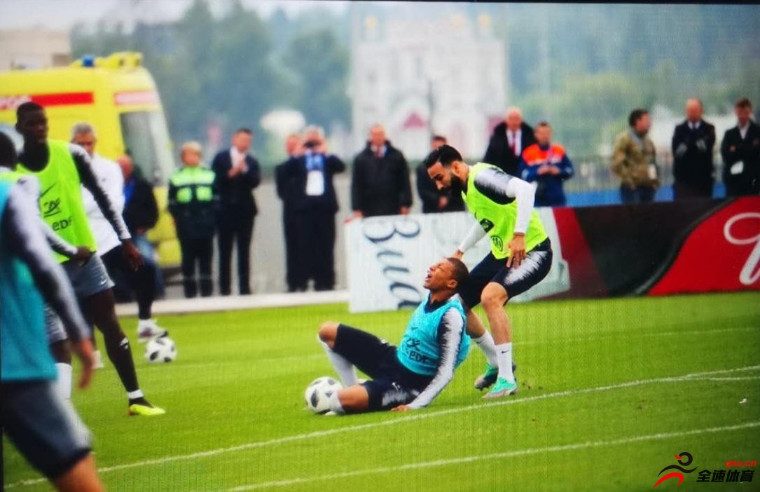 法国球员姆巴佩在世界杯开始前意外受伤