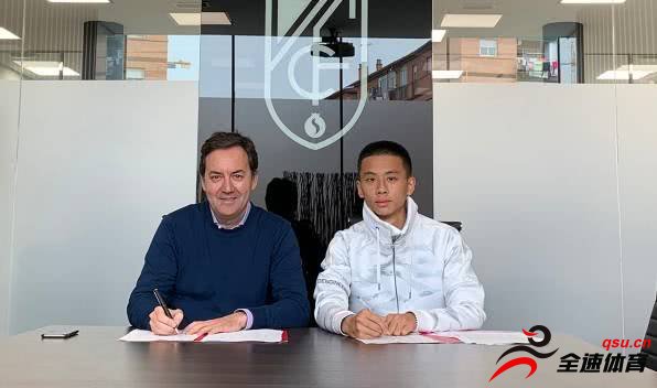 格拉纳达官方宣布：和中国球员黎腾龙签下五年合约