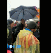 克鲁伊维特和巴萨球迷雨中庆祝德比胜利