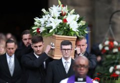 英格兰传奇门将班克斯的葬礼在斯托克举行