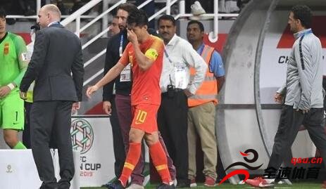 亚洲杯之旅结束后中国男足队长郑智掩面痛哭