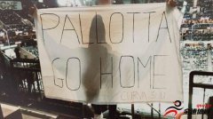 <b>罗马球迷在NBA赛场拉条幅抗议主席帕洛塔</b>