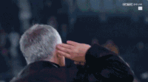 面对尤文球迷辱骂及攻击后，穆里尼奥的回应手势