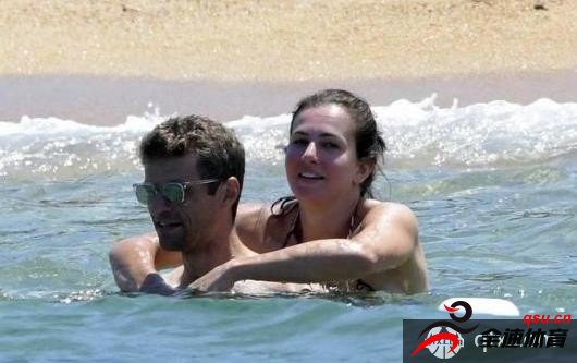 德国队球星穆勒和女友在海边游玩的照片被公开