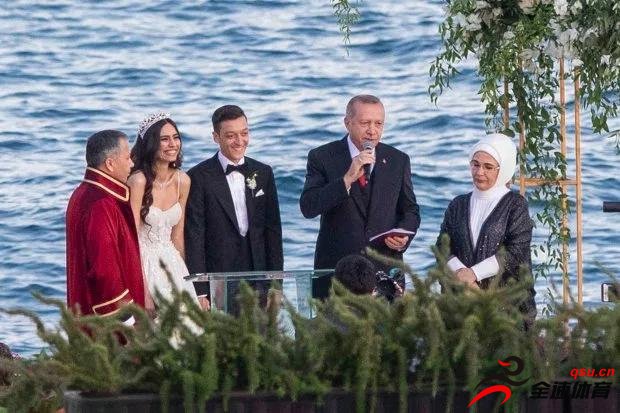 厄齐尔和土耳其美女古尔西举行盛大婚礼