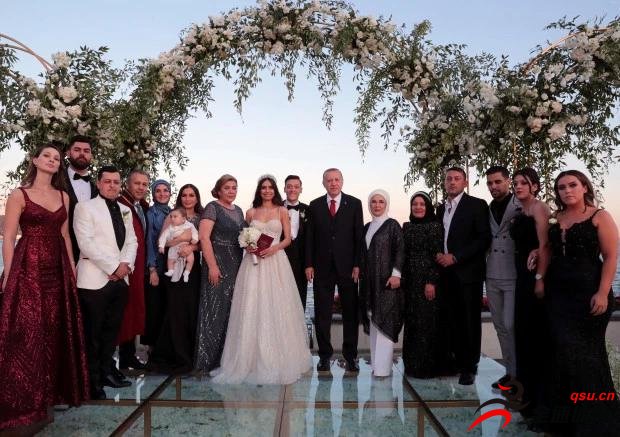 厄齐尔和土耳其美女古尔西举行盛大婚礼
