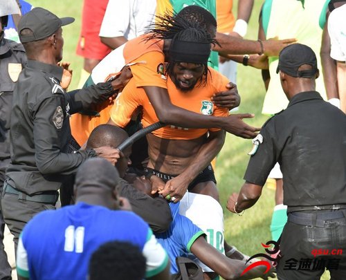 大暴乱！非洲杯预赛球迷冲场失控 警察短棍大打出手