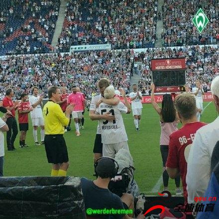 阿森纳中卫默特萨克在母队汉诺威96的主场进行了退役告别赛