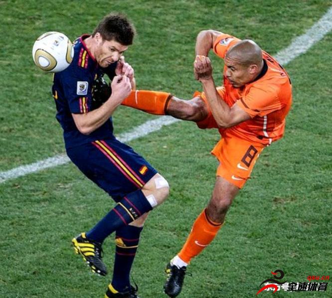 荷兰中场球员德容用一个类似于中国功夫的动作飞踹阿隆索