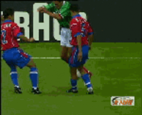墨西哥传奇球星布兰科的蛙跳过人一招成为世界杯历史上的经典一幕