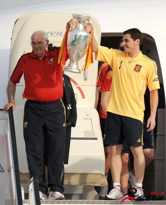 西班牙众球星共同发文缅怀去世五周年的传奇主帅阿拉贡内斯