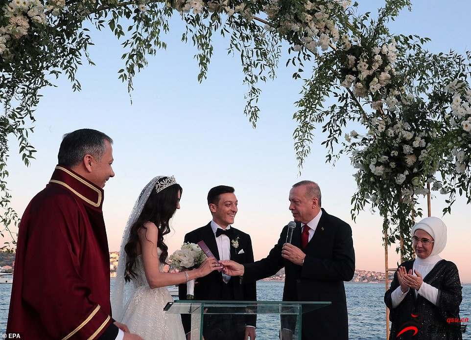 厄齐尔与女友古尔西举行婚礼，正式结为夫妻
