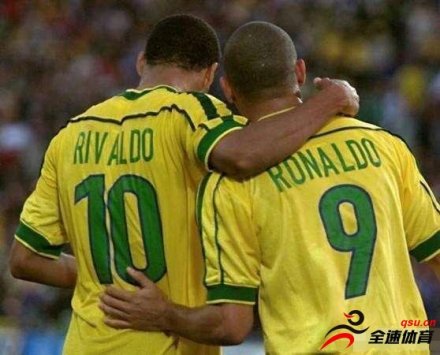 在98和02两届世界杯，里瓦尔多才是巴西队的真核