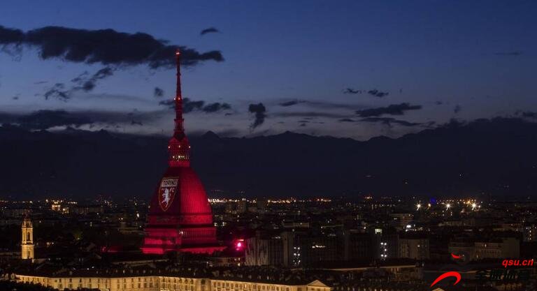 为悼念苏佩加空难70周年，都灵灵塔被打上了代表都灵的红色灯光