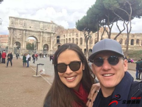 近日，施魏因斯泰格利用空闲时间和妻子一同游览了罗马城