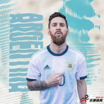 梅西在社交网络上晒出身穿阿根廷国家队新款球衣的照片