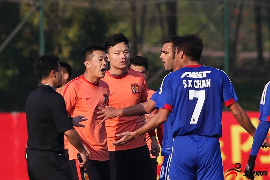 恒大的郜林与南华的陈肇麒在比赛中发生冲突