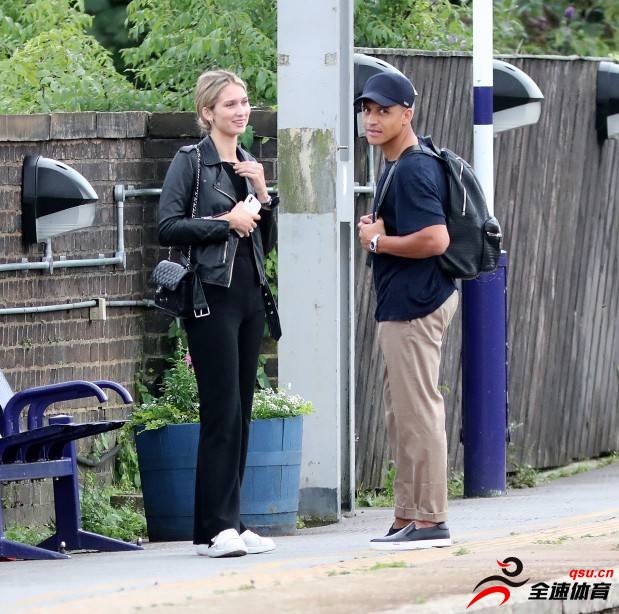 曼联球星桑切斯和新女友共同在火车站等待火车