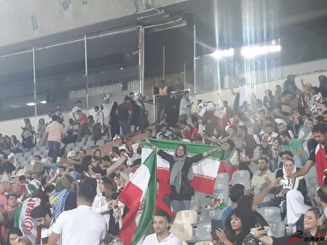 伊朗第一次允许女球迷和男球迷一起进入阿扎迪体育场观看