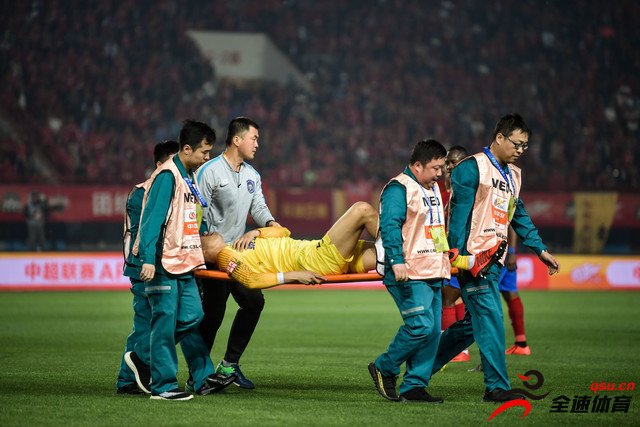 天津泰达球员杨启鹏扑救时被建业队外援奥汗德扎膝盖撞到面部