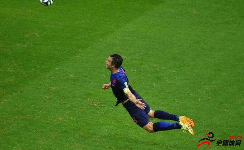 范佩西在巴西世界杯上的鱼跃冲顶至今令人记忆犹新