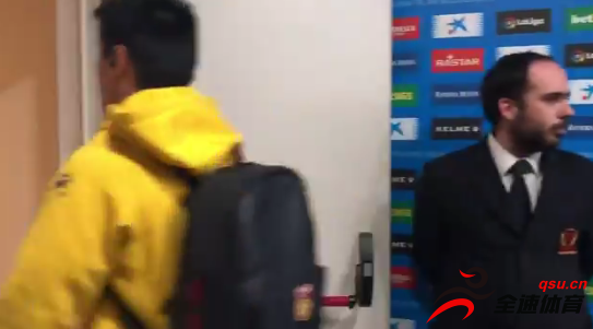 武磊每场比赛都会带上印有中国男足队徽的背包