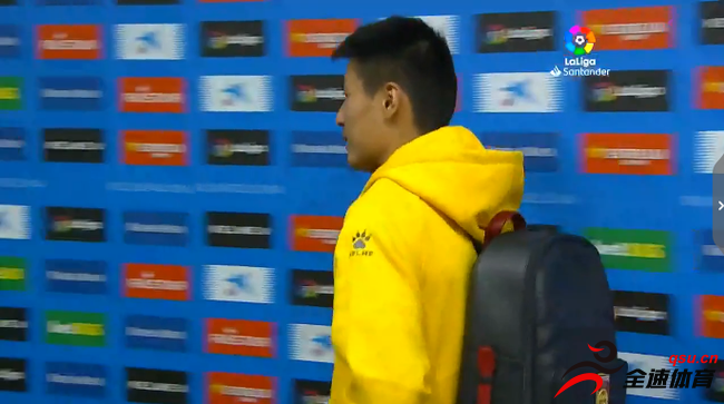武磊每场比赛都会带上印有中国男足队徽的背包