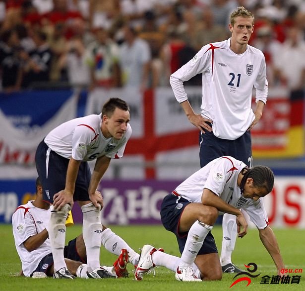在06年世界杯出局后，英格兰队在返程途中险些遭遇空难