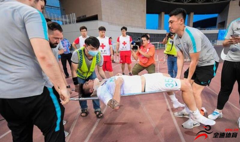 大连一方球员杨善平因比赛时被撞出脑震荡，已紧急送往医院