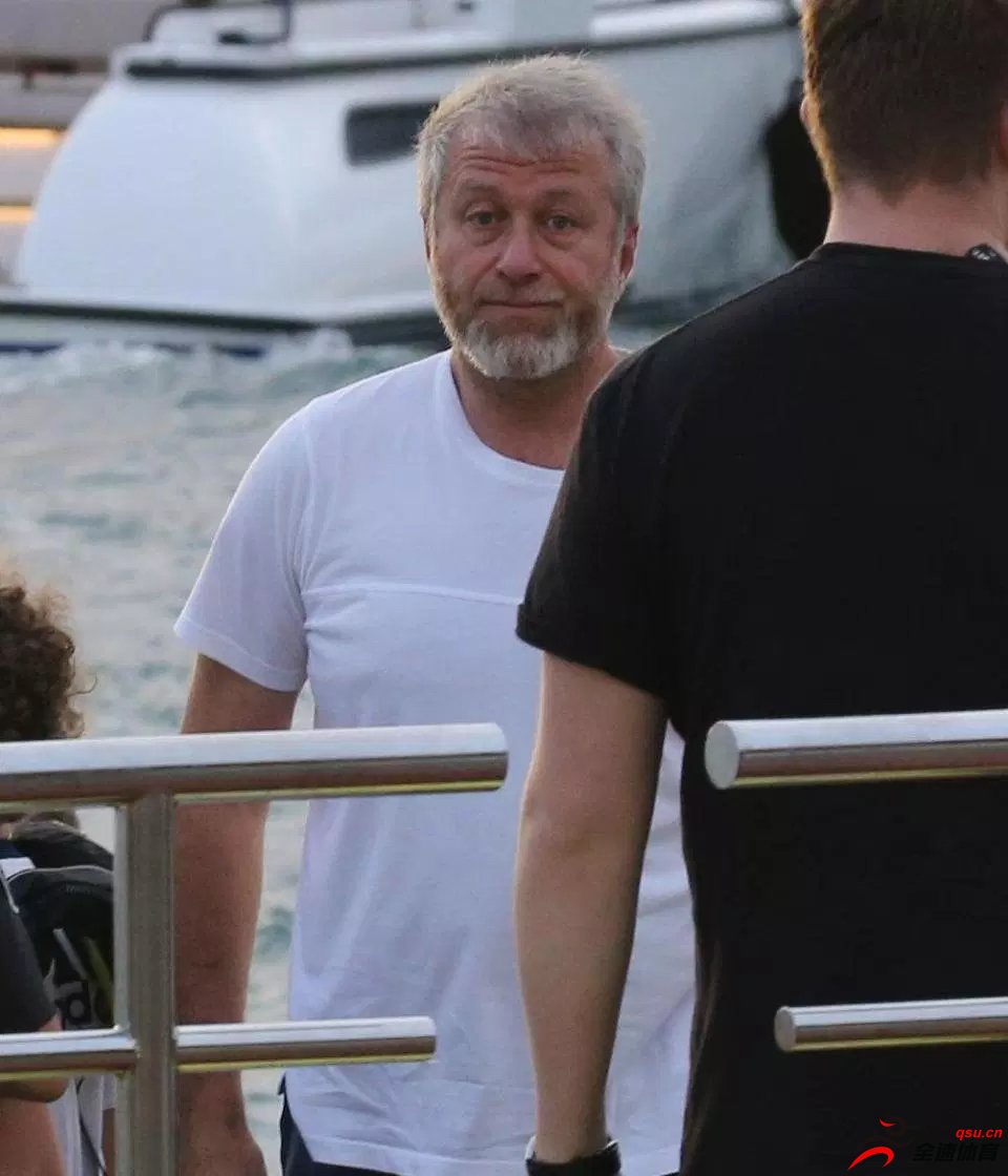 切尔西老板阿布拉莫维奇近日乘坐豪华游轮出海度假，但全程心情不佳