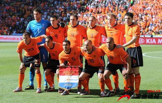 前荷兰国脚范德维尔宣布退役，结束足球运动员生涯