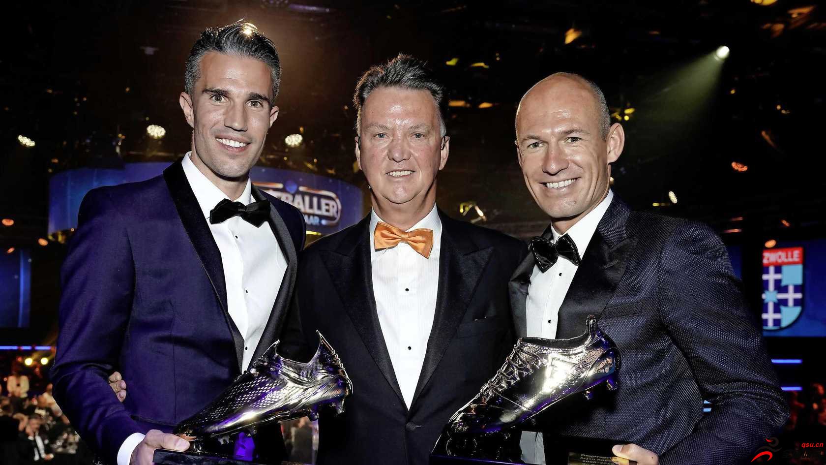 范加尔在荷兰足球年度颁奖仪式上搞怪