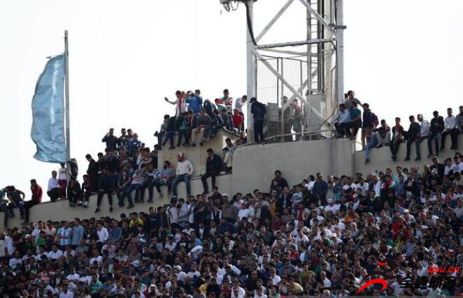 阿扎迪体育场感受伊朗球迷的疯狂