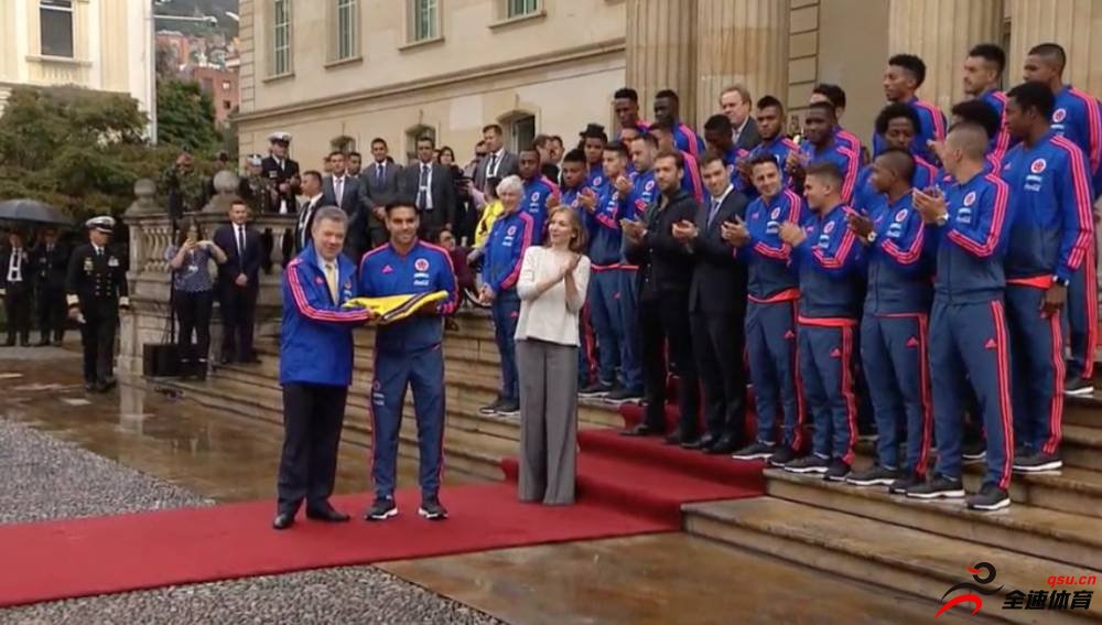 哥伦比亚总统授旗给哥伦比亚国家队
