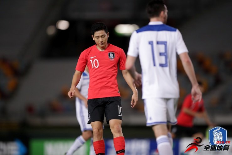 韩国国家队中场南泰熙遭遇了前十字韧带撕裂的重伤