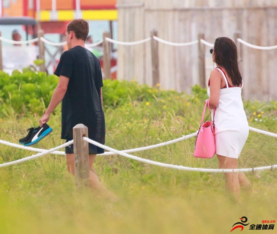 法国球星格列兹曼还在迈阿密与女友享受假期