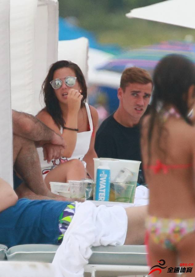 法国球星格列兹曼还在迈阿密与女友享受假期