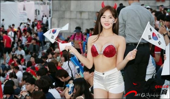 韩国女球迷大胆袒胸露背，尺度惊人