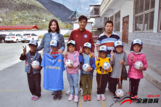 中乙浙江毅腾向四川省金川县曾达乡小学捐赠了足球和一批