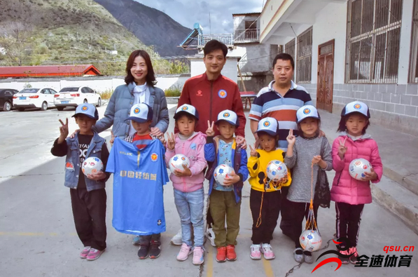 中乙浙江毅腾向四川省金川县曾达乡小学捐赠了足球和一批体育教具