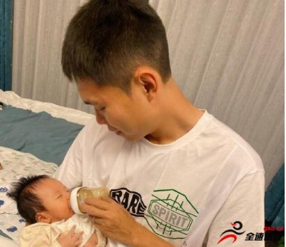 河南建业球员王上源在微博上更新了自己刚出生的孩子的照