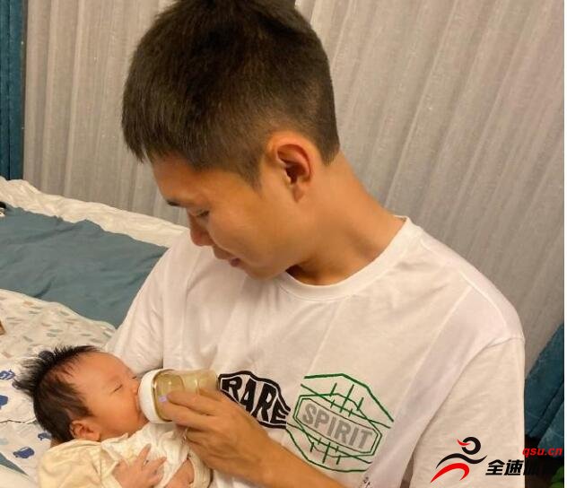 河南建业球员王上源在微博上更新了自己刚出生的孩子的照片