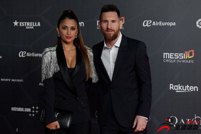 梅西和自己的妻子安东内拉出席了太阳马戏团表演的Messi10首映展现场