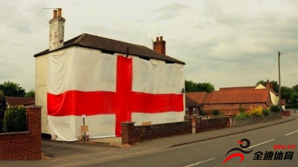 一位狂热的英格兰球迷将巨幅国旗包在了他的房子上