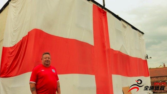 一位狂热的英格兰球迷将巨幅国旗包在了他的房子上